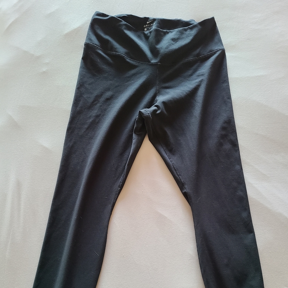 Black Nike leggings